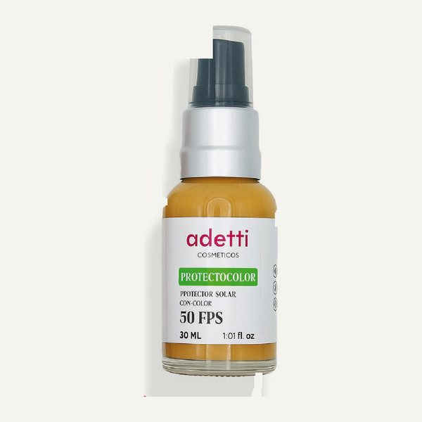 Frasco con dosificador de Protectocolor Adetti, protector solar con color FPS 50 de 30 ml